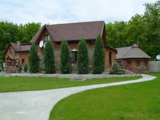 Продам усадьбу в Орловщине (3 дома на участке 40 соток)бассейн, беседка, камин Орловщина