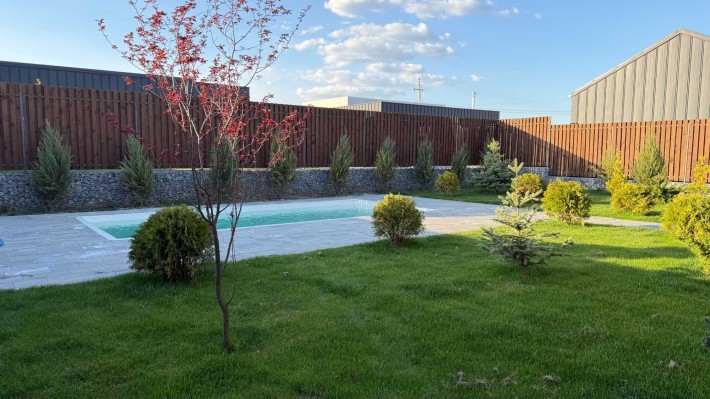 Продам дом с газом,  бассейном в Новоалександровке 150 кв район Школы - фото 1