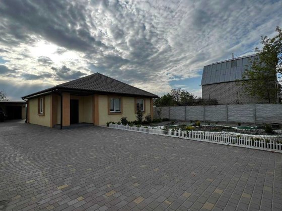 Продам новий будинок  в Новоалександрівці, зі своїм берегом річки Сура Новоолександрівка