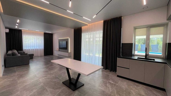 Продам дом с бассейном и новым ремонтом в Новоалександровке! - фото 1