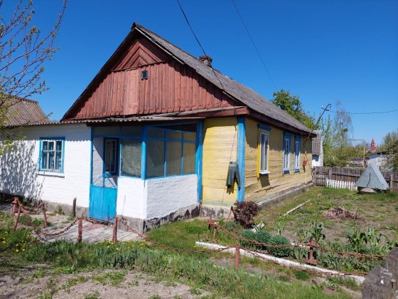 Продається половина будинку не далеко аід центру міста. Олевск