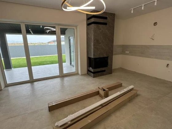 Продаж будинку з сучасним ремонтом та каміном біля Ужгорода Сторожница