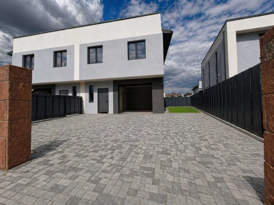 затишний дім дуплекс 130.к2 з гаражем та балконом 2,сот в тихому районі біля озера Вовчинець