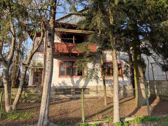 Великий будинок із землею, гаражем на початку міста _RR Тысменица