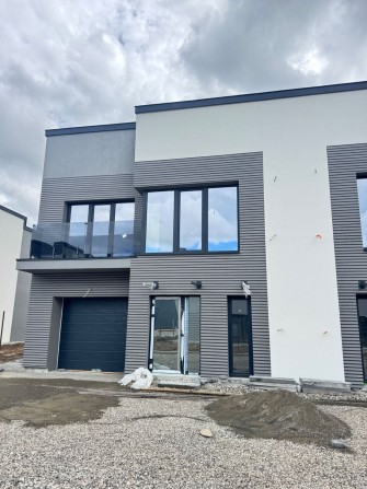 Продаж готового дуплекса зі всіма комунікаціями та гаражем - фото 1