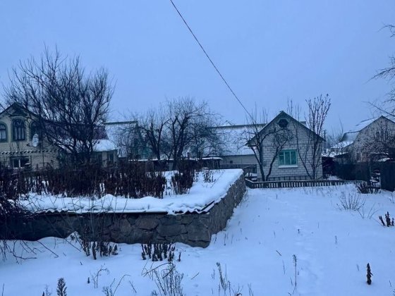Ділянка з фундаментом та невеликим будинком