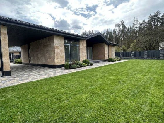 Шикарний будинок з травертином у Блиставиці біля лісу — 130 м² на 7 сотках