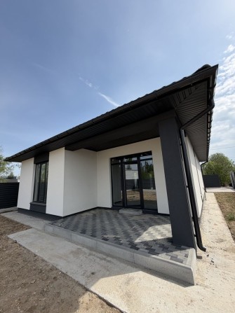 Будинок топ ціна / газ/ поряд інфраструктупа - фото 1