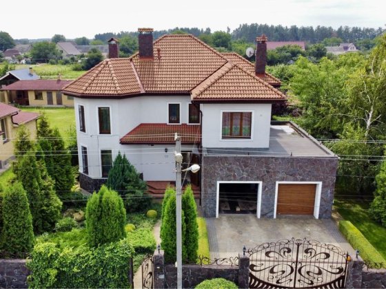 Родина продає якісний будинок з неймовірної краси територією. Горбовичі