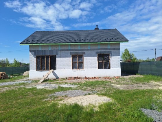 Дом в зазимье у реки возле храма