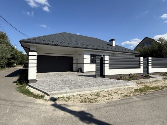 Будинок одноповерховий 160 м² с. Іванковичі. Газ. Гараж. Камін.