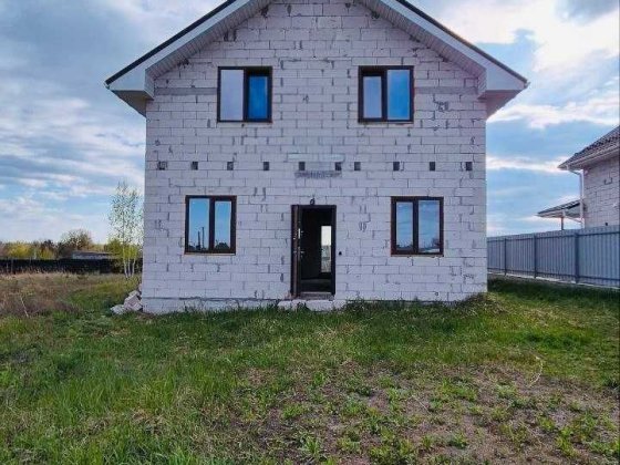 Двоповерховий будинок в селі Микуличі Микуличі
