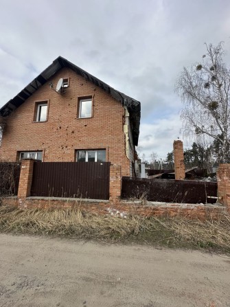 Продаж пошкодженого-жилого будинку під лісом 2 поверхи на 6 сотках с. Мощун - фото 1