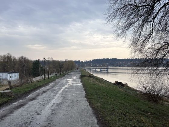 Будинок біля водосховища та лісу