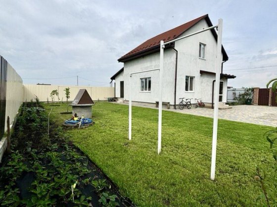 Продам житловий будинок з ремонтом та підвалом від власника Шпитьки