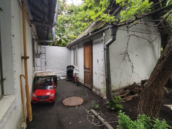 Продається пів будинку. Вишневе
