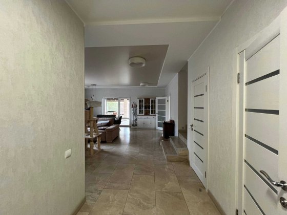 Будинок з ремонтом в лісовій Бучі, 200м2, є граж з виходом в будинок, Ландшафтний дизайн, в будинку 