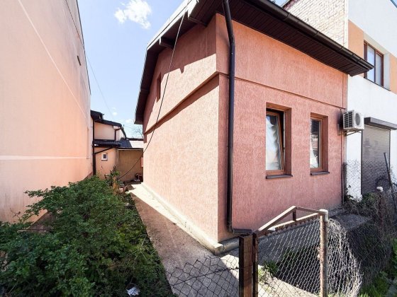Продається цегляний будинок у центрі міста біля парку, два входи на подвірʼя - перша лінія вул. Мако Ивано-Франковск