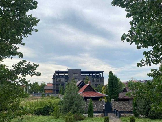 Шикарний будинок з ремонтом на березі озера Ивано-Франковск