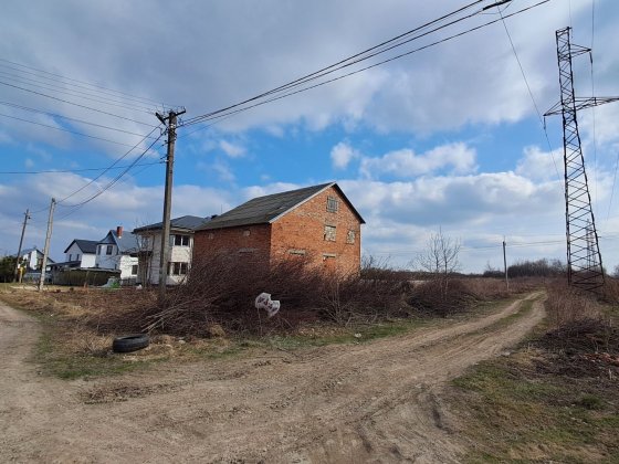 Продаж ділянки із незавершеним домом в Пустомитах Пустомыты