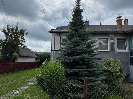 Будинок з ділянкою 1/2