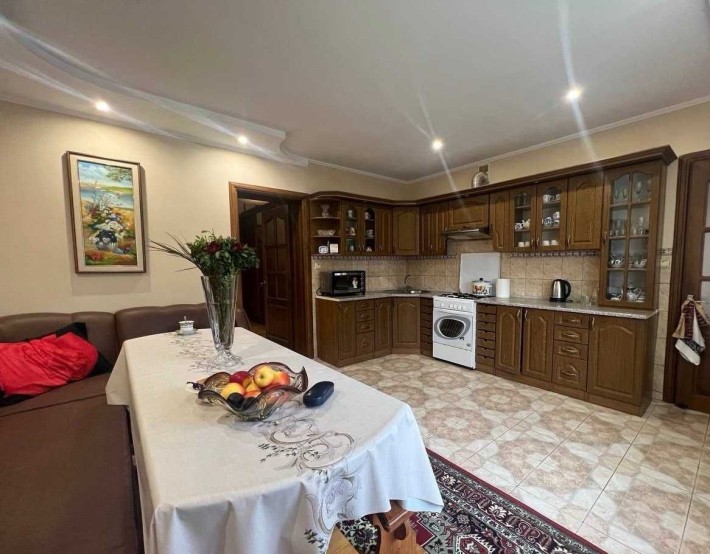 Продаж просторого будинку в м. Городок - фото 1