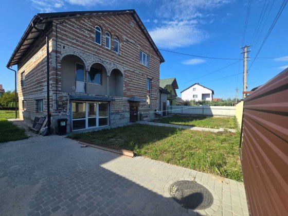 Продаж 3 поверхового Будинку ( 1й поверх вже з ремонтом, можна жити) та ділянкою 8 сот в гарній лока Рясне-Руське
