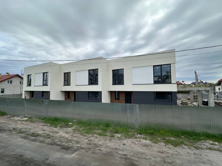 Продаж середнього таунхаусу 144 м² у Жовкві - фото 1