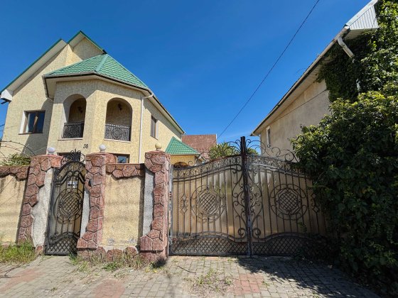 Продаж 2-поверхового будинку з ділянкою та гаражем на Котовського Крижанівка