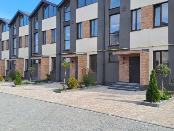 Таунхаус в Авангарде с двумя парко местами и зоной барбекю Авангард