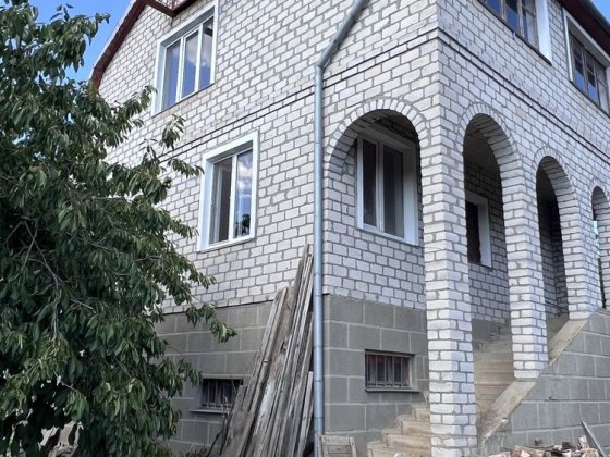 Продаю капитальный дом в три уровня с документами Великодолинське