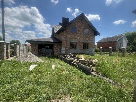 Будинок з велик.ділянкою,всі комунікац.не далеко Велмарту.