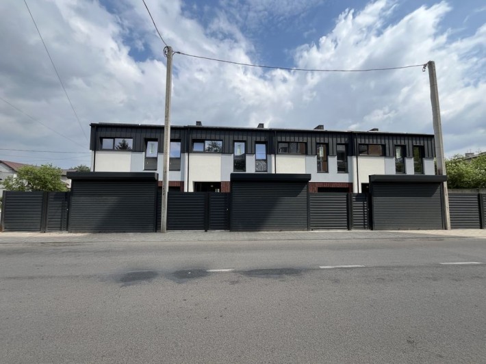 Продаж таунхауса  155 м2  в центральні частині міста. Закрите подвірʼя, гараж - фото 1