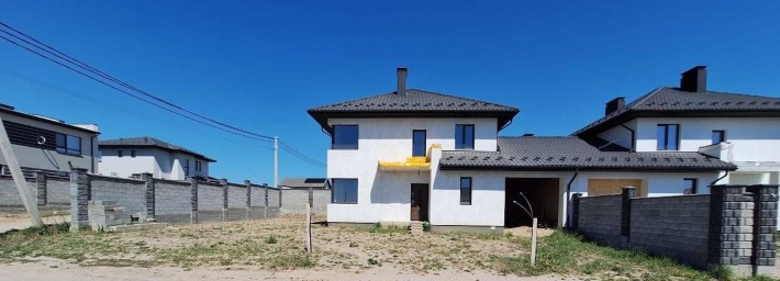 Двоповерховий сучасний котедж 165 кв. м з гаражем та ділянкою 4,8 соток - фото 1