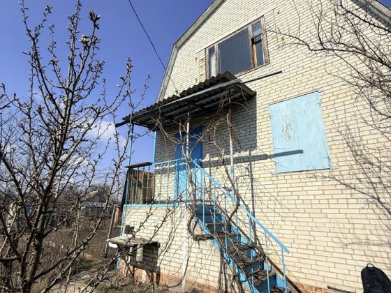 Дача поруч зі ставком
