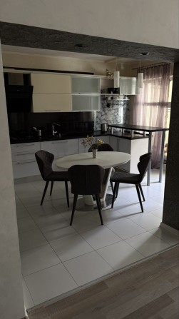 Продаж будинка з окремою банею ,критим басейном та гаражем - фото 1