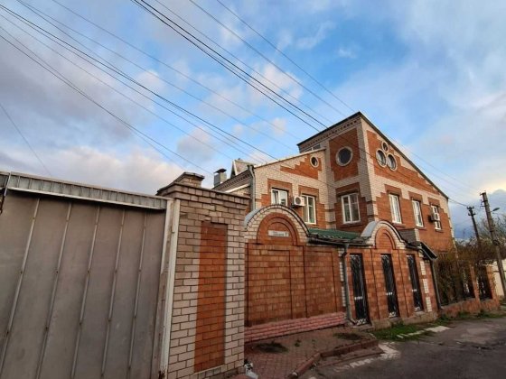 Продам Большой кирпичный дом 280 м²! 3 этажа, бассейн, 3 гаража, зона барбекю, сауна Днепр