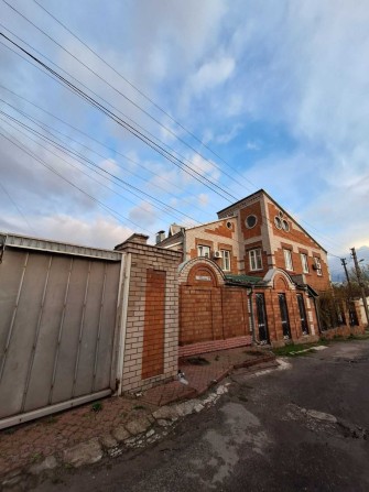 Продам Большой кирпичный дом 280 м²! 3 этажа, бассейн, 3 гаража, зона барбекю, сауна - фото 1
