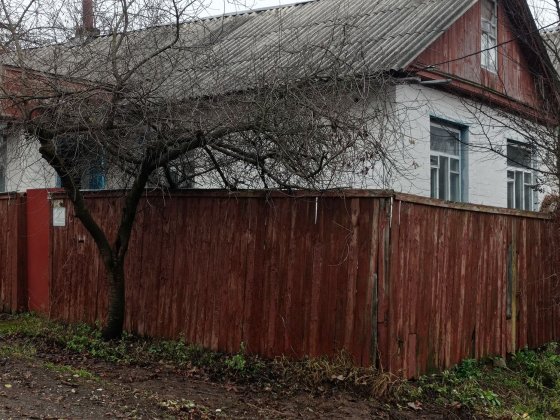 Частина будинку в центрі міста по вул Ревуцького . Окремий двір. Чернигов