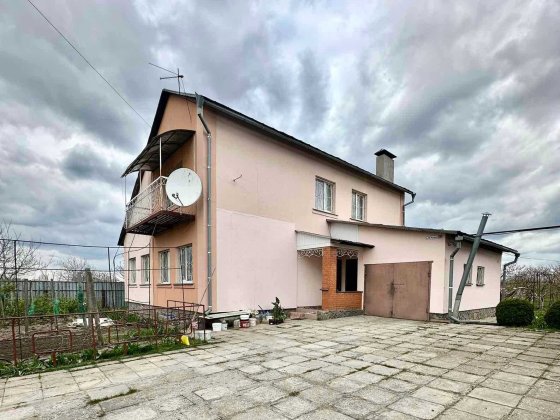 Продається  цегляний двоповерховий будинок в Супрунівці Супруновка