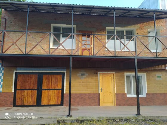 Гарний будинок в мальовничому місці поряд з річкою Лохвица