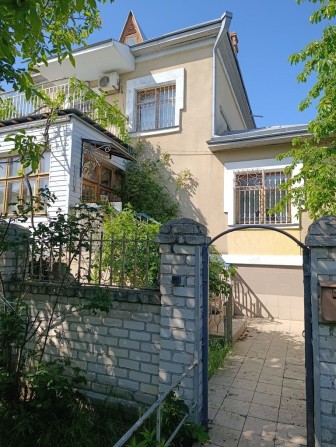 Срочная продажа добротного двухэтажного дома в живописном месте у реки в Варваровка. - фото 1