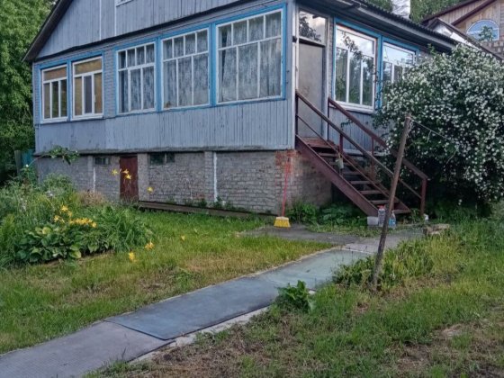 Просторий будинок біля річки Чернігів