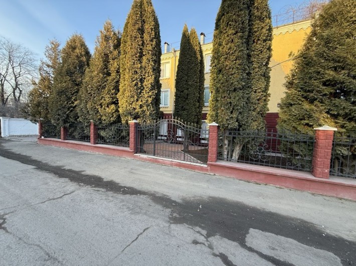Продам частину будинку з сучасним ремонтом, власною озелененою територією та гаражем - фото 1