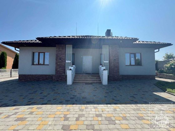 Добротний цегляний будинок в передмісті Рівного (село Бармаки) Бармаки