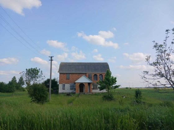Продається будинок із земельною ділянкою біля траси Київ–Чоп Корец