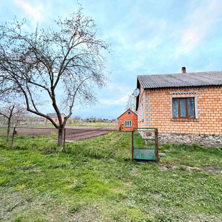 Хороший будинок з земельною ділянкою біля Дубровиці - фото 1