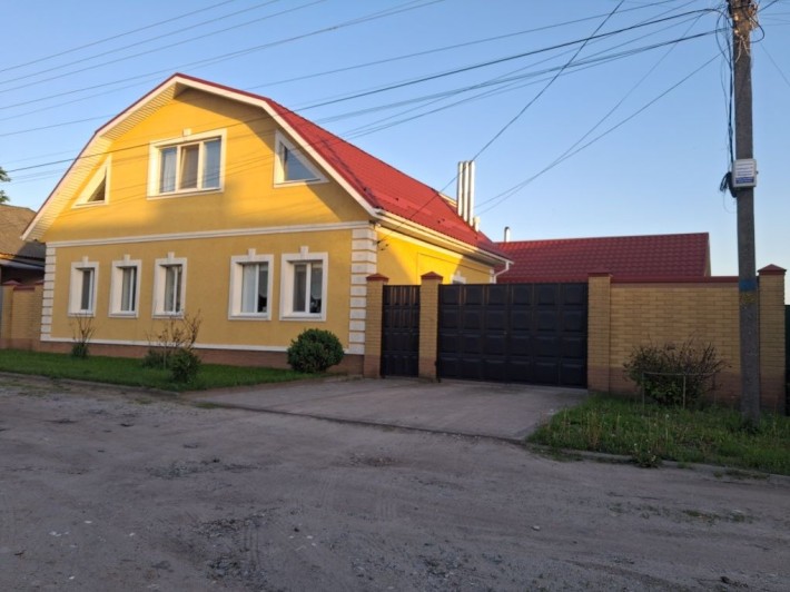 Дом с мебелью, летняя кухня, гараж - фото 1