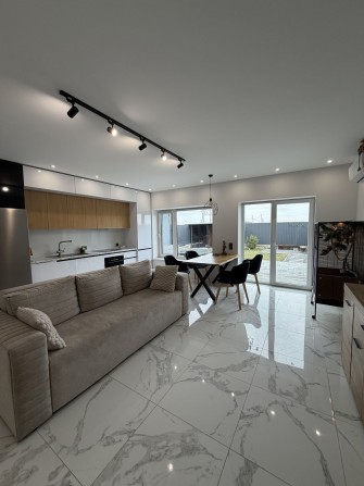 Продаж сучасного котеджу з дизайнерським ремонтом та меблями - фото 1