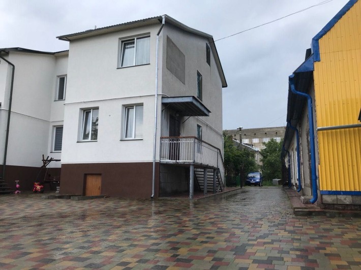 Продається унікальний двоповерховий таунхаус у центрі Гусятина - фото 1